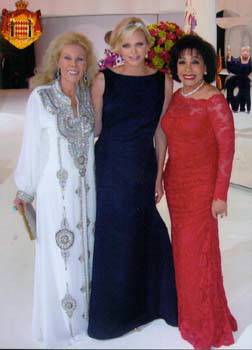 Birgit Bergen mit Shirley Bassey und Prinzessin Charlene von Monaco heuer beim Rot-Kreuz-Ball