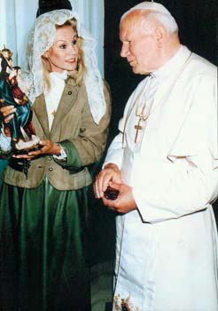 Birgit Bergen bringt dem Papst eine Heiligenfigur mit
